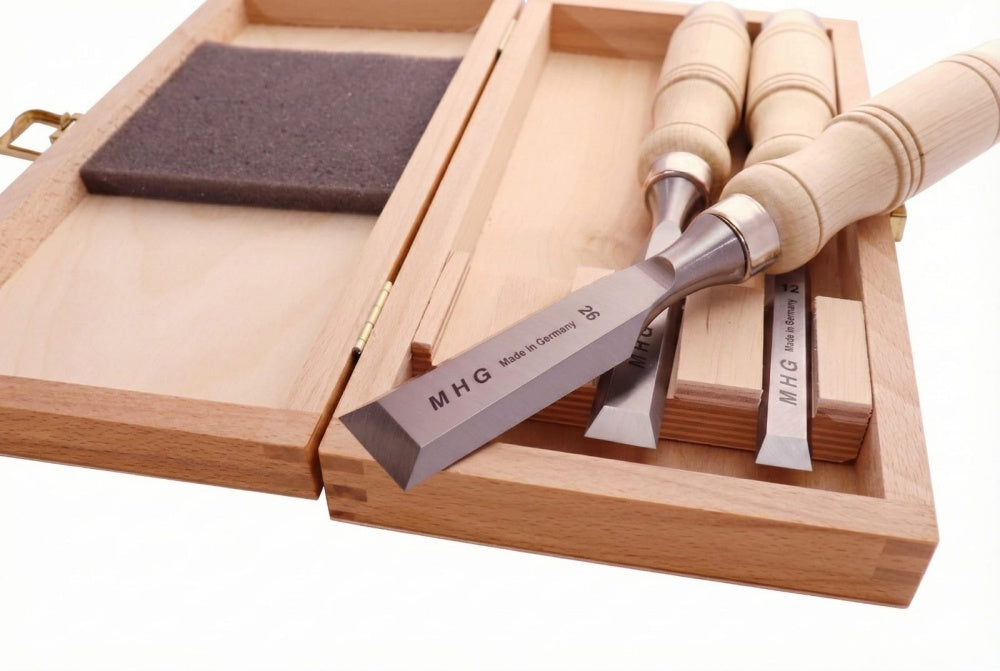 MHG Kurzbeitelsatz 3-tlg im Holzkasten, Seitenfase bis Spiegelseite, Rundheft geölt mit Zwinge, Inhalt: 12, 16, 26 mm